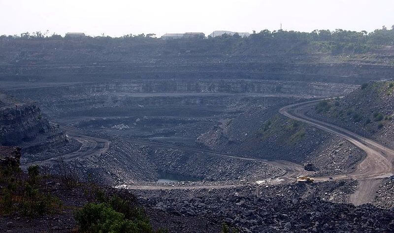 800px Coal mine in Dhanbad India