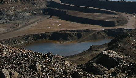 800px Open pit iron mine Labrador