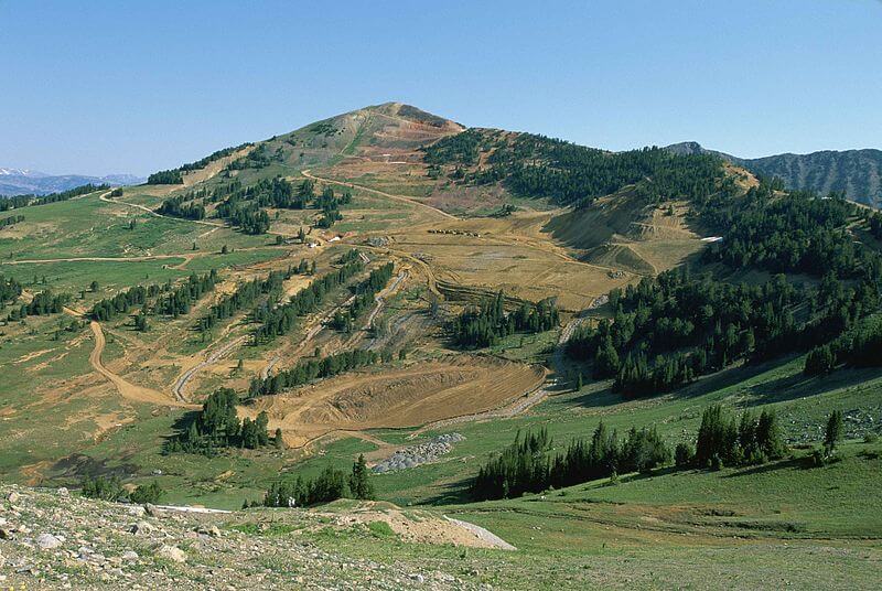 800px-Mountain_top_removal_strip_mining_causes_damage_to_hillside
