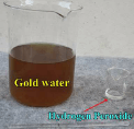 پراکسید هیدروژن H2O2 20 میلی لیتر در هر 1000 میلی لیتر آب شیمیایی طلای ذوب شده را پر کنید.  آن را با هم مخلوط کنید و 5 دقیقه صبر کنید