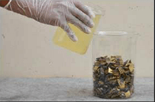 ماده شیمیایی استخراج طلا را که با سی پی یو لیوان مخلوط شده است پر کنید