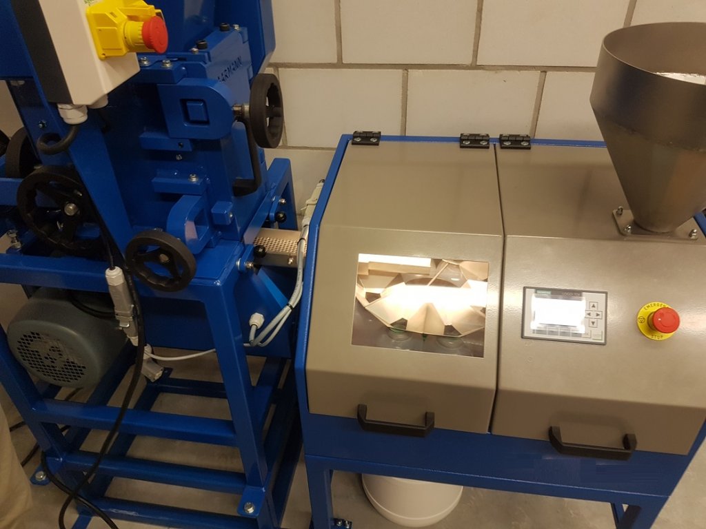 laboratory crusher discharge sample splitter (2)